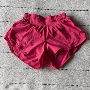 Lululemon LR 2.5” Hotty Hot Shorts in Lipstick size 0